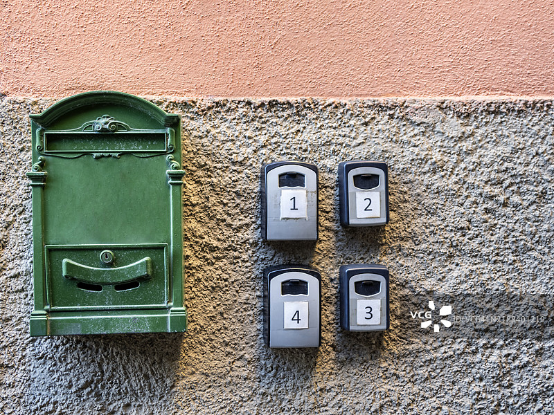 度假租赁公寓大楼外的锁钥箱。图片素材