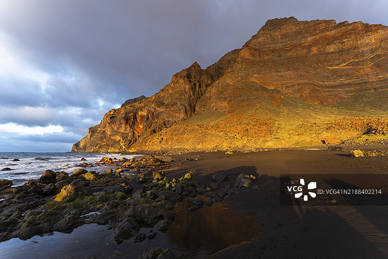 海滨的黄金时刻。英格莱斯海滩和拉梅里卡山脉。格兰雷谷,拉戈梅拉,加那利群岛,西班牙,欧洲图片素材