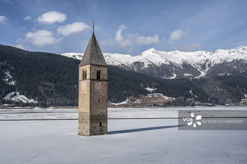冬季的瑞申湖教堂塔，瑞申山口，南蒂罗尔，意大利，欧洲图片素材