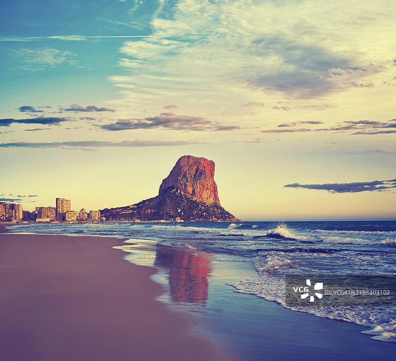 西班牙阿利坎特的卡尔佩（Calpe）阿雷纳尔·博尔海滩，位于白色海岸的伊法赫岩（Ifach Penon）旁。图片素材