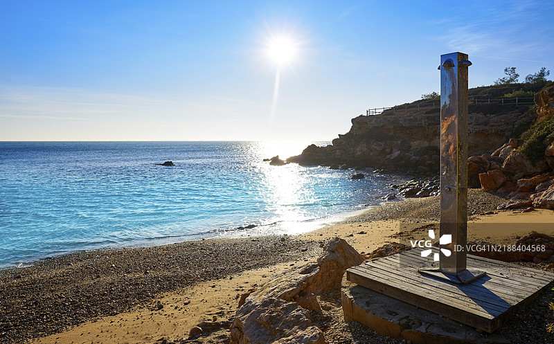 塔拉戈纳的埃尔佩雷洛海滩上的卡拉拉布埃纳海滩，位于加泰罗尼亚的黄金海岸。图片素材