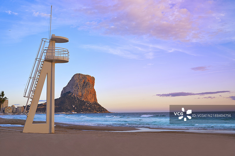 西班牙阿利坎特的卡尔佩(Calpe)阿雷纳尔·博尔海滩,位于白色海岸的伊法赫岩(Ifach Penon)旁。图片素材