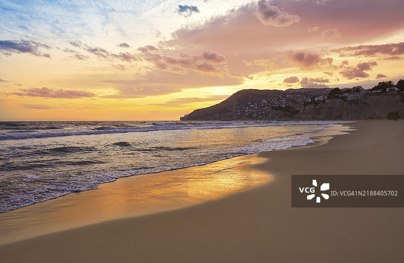 西班牙阿利坎特的卡尔佩(Calpe)阿雷纳尔-博尔海滩(Arenal Bol)位于白色海岸(Costa Blanca)。图片素材