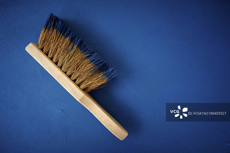 在蓝色磨损背景上的画笔工具画家图片素材