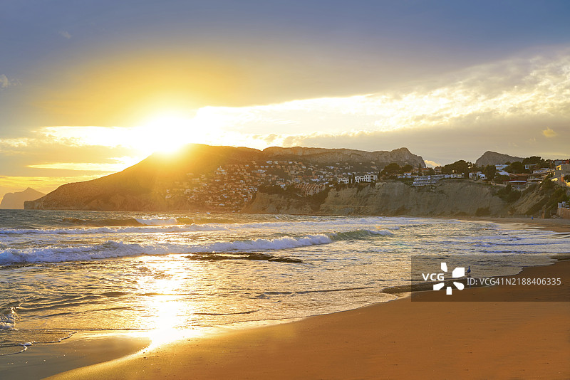 西班牙阿利坎特的卡尔佩(Calpe)阿雷纳尔·博尔海滩(Arenal Bol)位于白色海岸(Costa Blanca)。图片素材