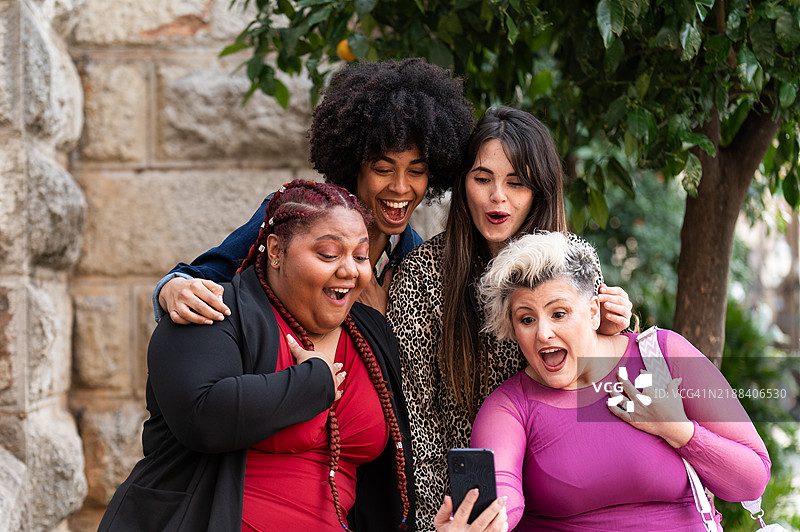 四位兴奋的女性在户外自拍图片素材