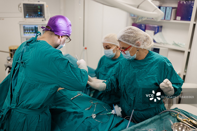 整形外科医生在工作：硅胶手术图片素材