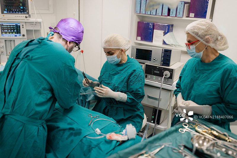 整形外科医生在工作：硅胶手术图片素材