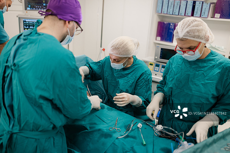 手术：硅胶植入物正在进行中图片素材