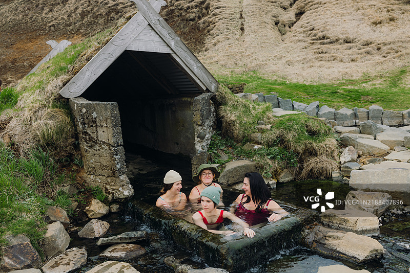在旅程后浸泡在野外热温泉中图片素材