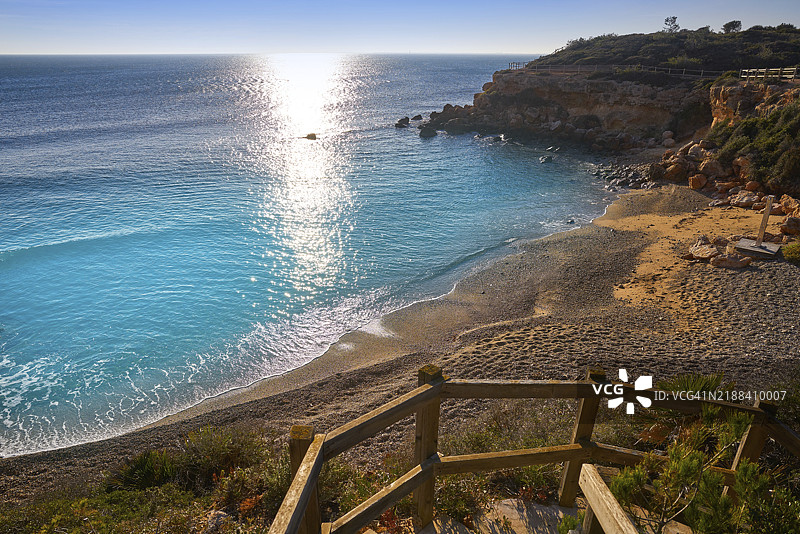 塔拉戈纳的埃尔佩雷洛海滩上的卡拉拉布埃纳海滩，位于加泰罗尼亚的黄金海岸。图片素材