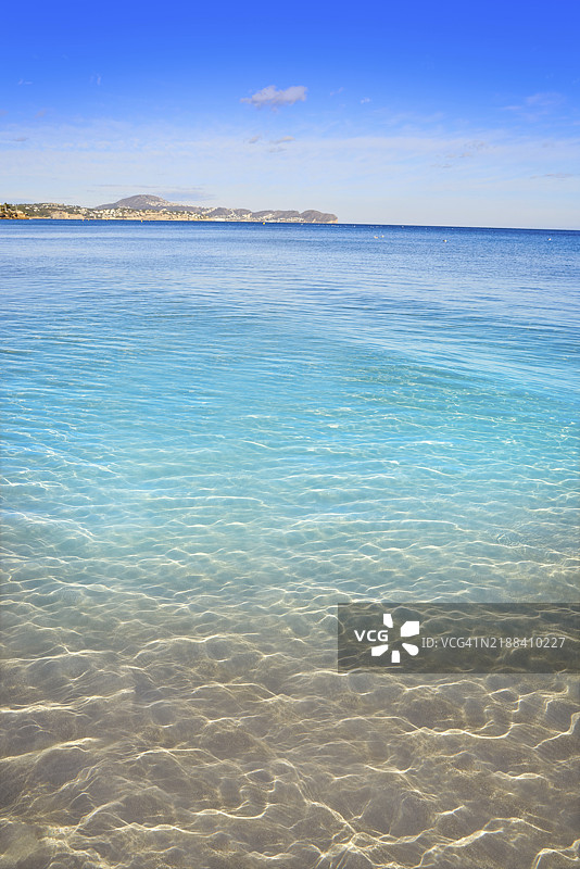 西班牙阿利坎特的卡尔佩福萨海滩，也称为卡尔普莱万特海滩图片素材