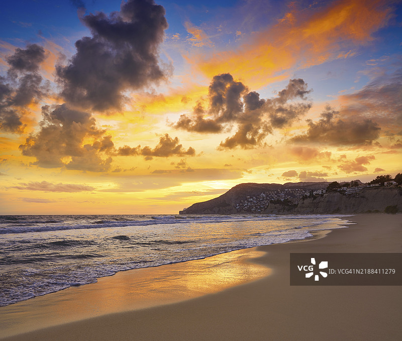 西班牙阿利坎特的卡尔佩（Calpe）阿雷纳尔-博尔海滩（Arenal Bol）位于白色海岸（Costa Blanca）。图片素材