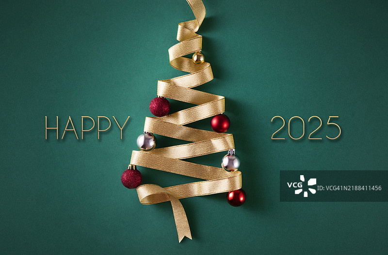 带有丝带和2025信息的圣诞树图片素材
