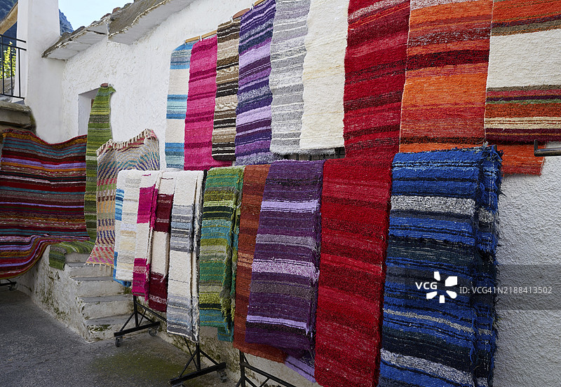 格拉纳达的阿尔普哈拉斯传统彩色塞拉佩毯子和地毯图片素材
