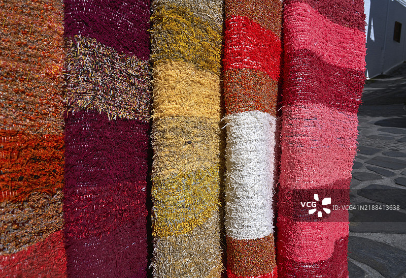 格拉纳达的阿尔普哈拉斯传统彩色塞拉佩毯子和地毯图片素材