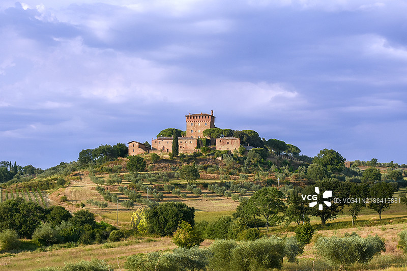 托斯卡纳的起伏风景，伴有柏树和皮恩扎附近的戏剧性天空，瓦尔多尔恰，意大利图片素材