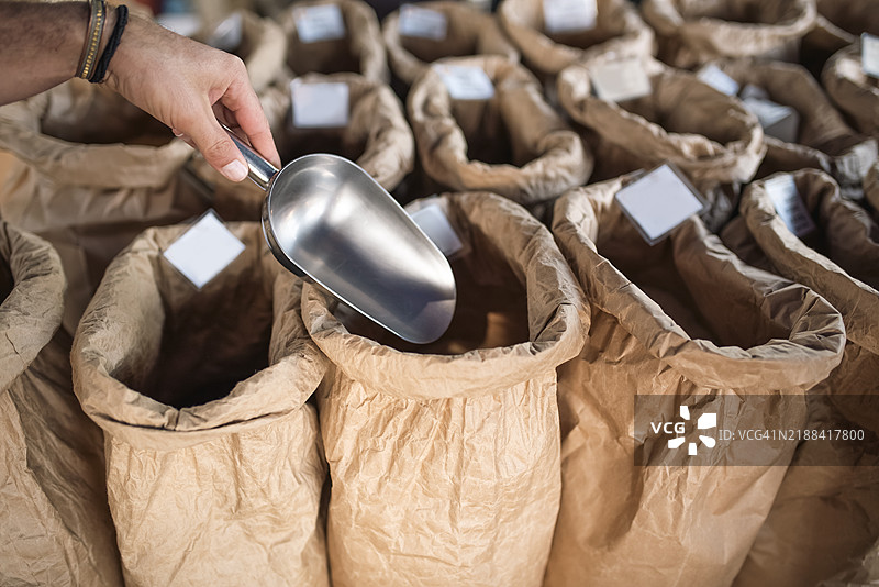 手握放大镜的特写镜头图片素材