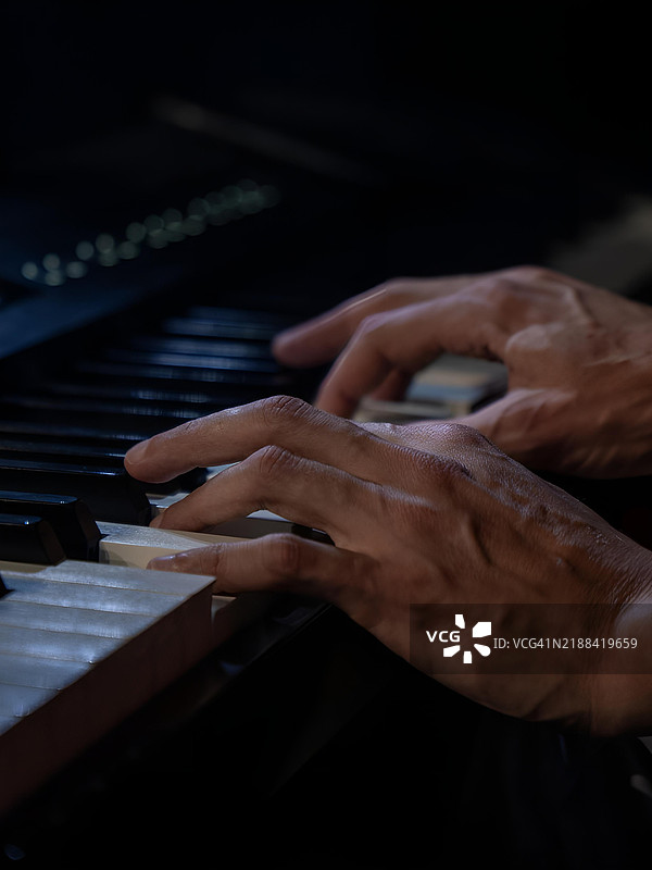 手指按下钢琴键图片素材