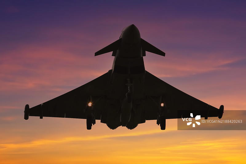 日落时分的天空中的战斗机图片素材