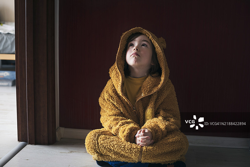 一个悲伤、孤独、无聊的孩子的肖像图片素材