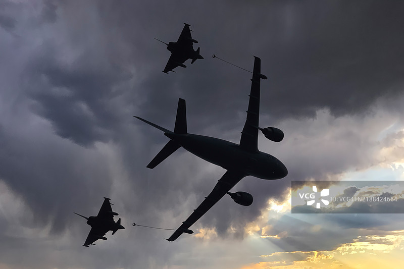 军用飞机加油机与两架战斗机图片素材