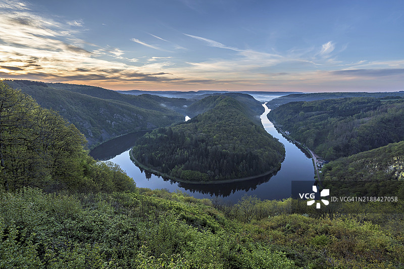 德国梅特拉赫的萨尔河弯道春季黄昏景色图片素材