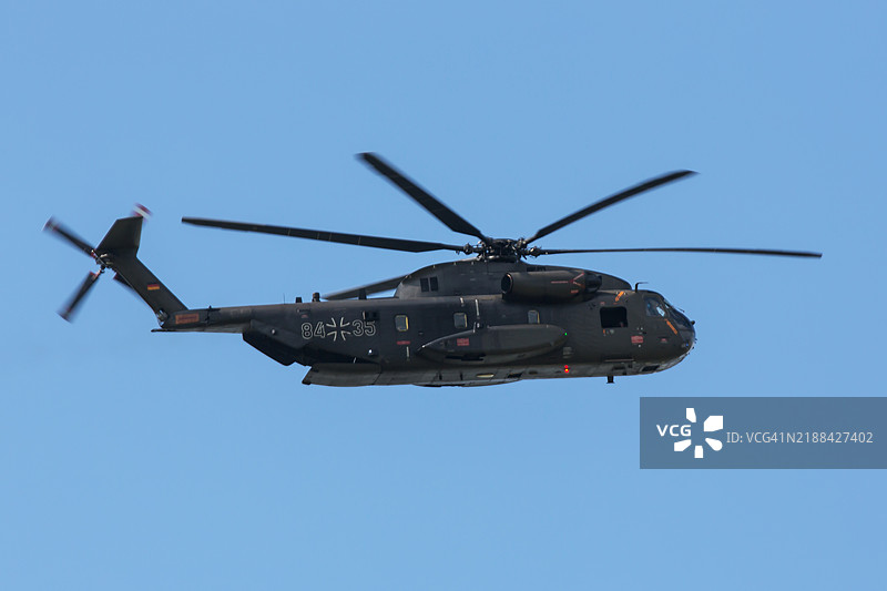 德国空军的直升机在天空中飞行图片素材