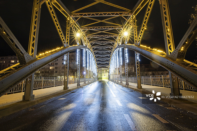 照亮的桥，瓦森桥，夜景，莱奥本，施蒂利亚，奥地利，欧洲图片素材