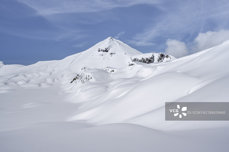 雪山风景，米塔霍恩峰，通往维尔德斯特鲁贝尔小屋的攀登，伯尔尼阿尔卑斯山，瑞士，欧洲图片素材