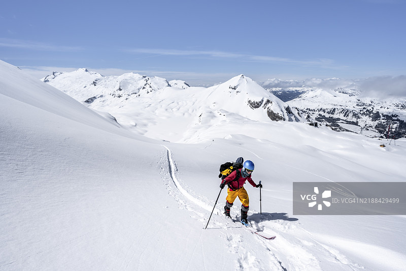 滑雪旅行者在雪山风景中，背后是米塔霍恩峰和维尔德霍恩峰，攀登到维尔德斯特鲁贝尔小屋，伯尔尼阿尔卑斯山，瑞士，欧洲图片素材