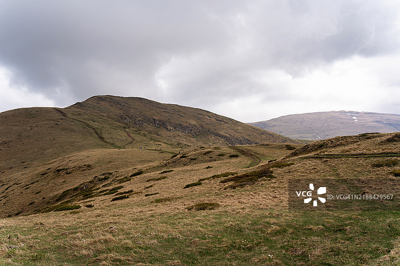 阴天时从山顶俯瞰的美丽风景图片素材