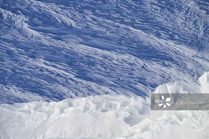 被冰雪覆盖的风景，层层冰层和蓝色调，令人印象深刻的质感和自然的寒冷，雪堆，杰米山口，普拉特霍纳，莱克巴德，莱克，瓦莱州，瑞士，欧洲图片素材