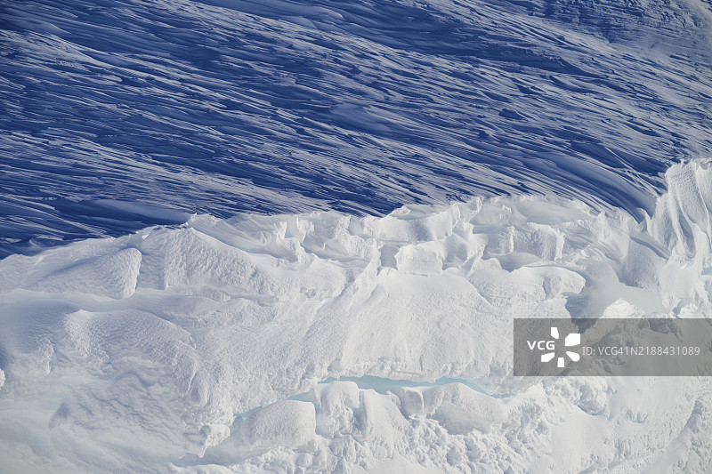 瑞士瓦莱州莱克巴德的格米山口，普拉滕霍尔纳的雪檐特写图片素材