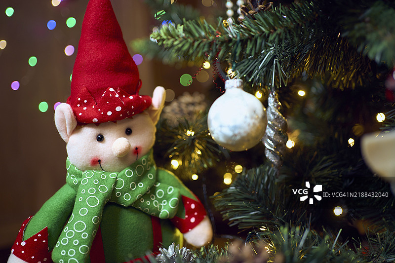 复古风格的圣诞节布置，包含圣诞树、礼物和小矮人。温馨的室内装饰。图片素材