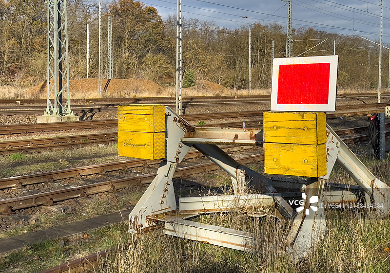 铁路轨道上的缓冲器停靠图片素材