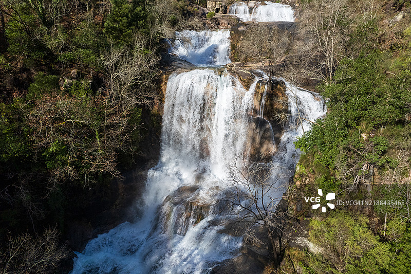 葡萄牙佩内达-热雷斯国家公园。大溪地瀑布。风景如画的自然景观，野生河流。崎岖的山丘是鹿、狼和金雕的栖息地。小径包括一条有地标的罗马古道。图片素材