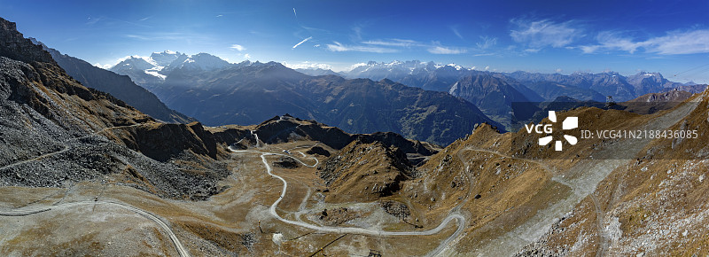 从莱斯·阿特拉斯俯瞰瓦莱阿尔卑斯山，左侧是带有科尔巴西耶冰川的大康比，右侧是阿尔让蒂耶尔尖峰周围的群山，拉祖马兹，里德斯，瓦莱州，瑞士，欧洲图片素材