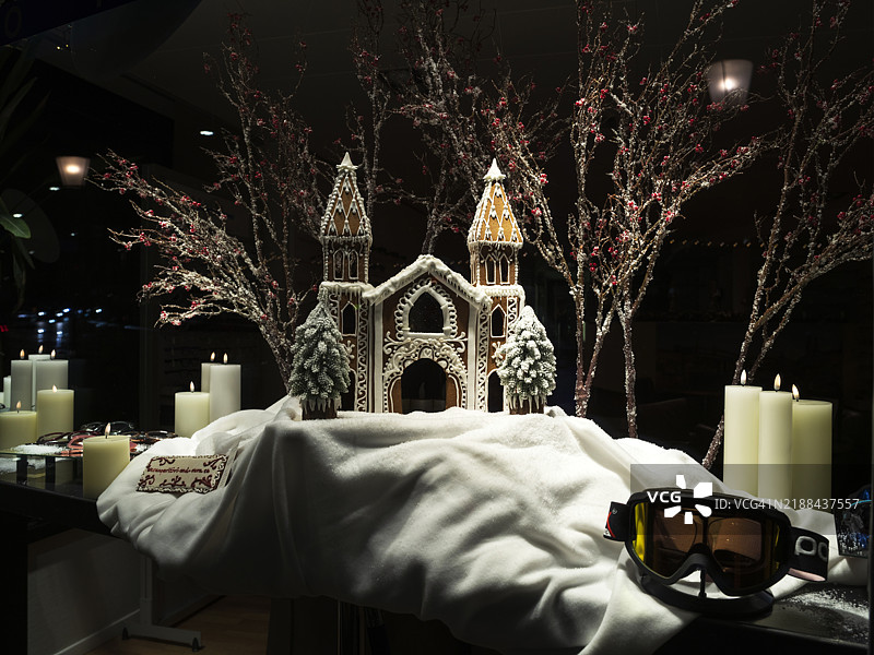 商店橱窗里的圣诞装饰图片素材