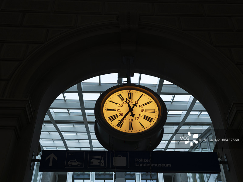 火车站的钟表图片素材