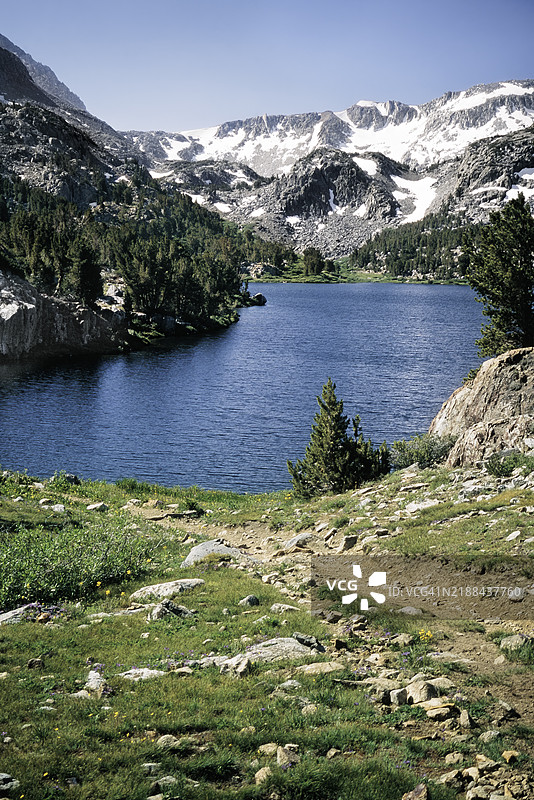 加利福尼亚高塞拉山脉的木线湖图片素材