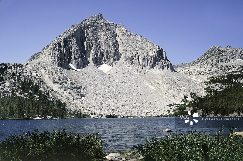 湖对面的亨廷顿山图片素材