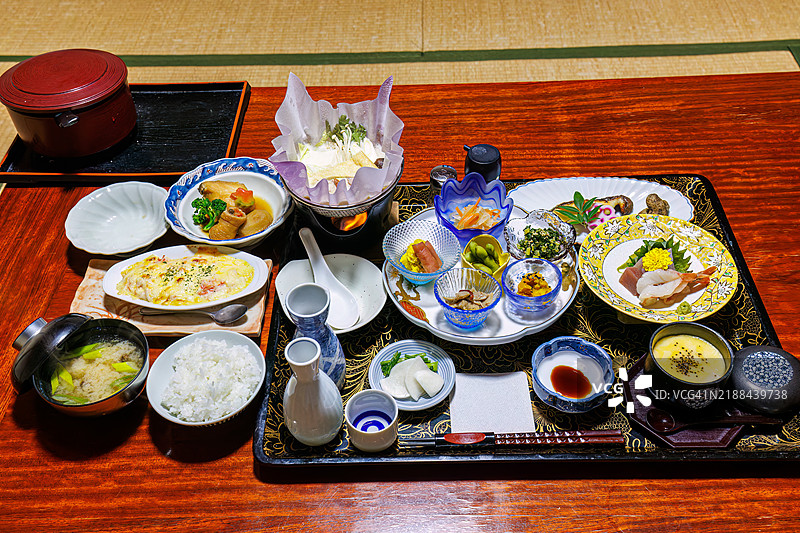 在温泉酒店享受最奢华的晚餐。从日本料理到西餐，菜品的质量和种类都非常出色。产自南鱼沼的越光米是日本代表性的米种，味道最为美味。图片素材