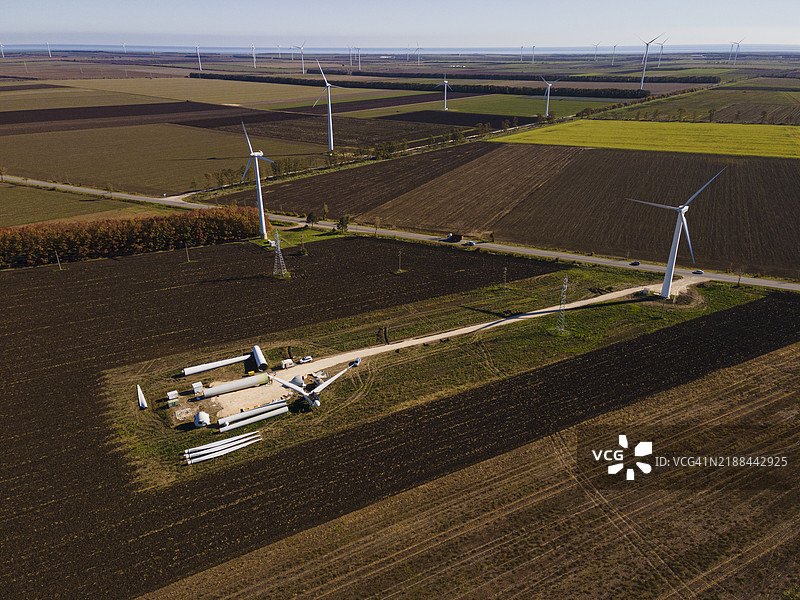 可持续能源。风力涡轮机现场安装物流图片素材