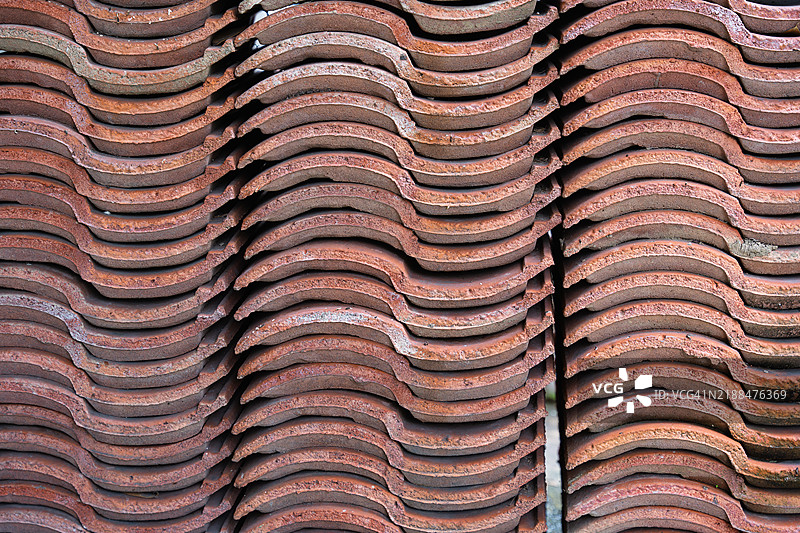 叠放的陶土屋顶瓦片图片素材