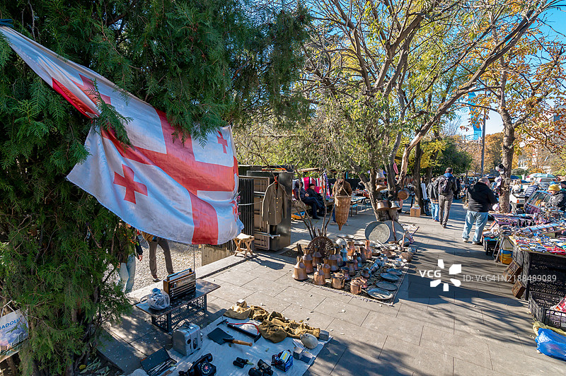 格鲁吉亚国旗在第比利斯干桥附近的跳蚤市场上飘扬图片素材