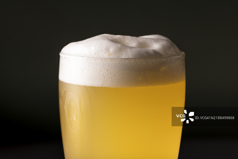 泡沫丰富的啤酒泡沫特写。图片素材