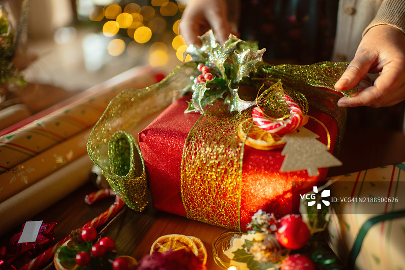 女人在准备圣诞礼物图片素材