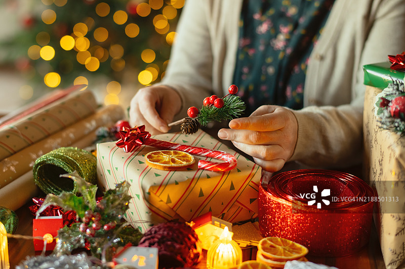 女人在准备圣诞礼物图片素材