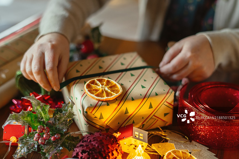 女人在准备圣诞礼物图片素材